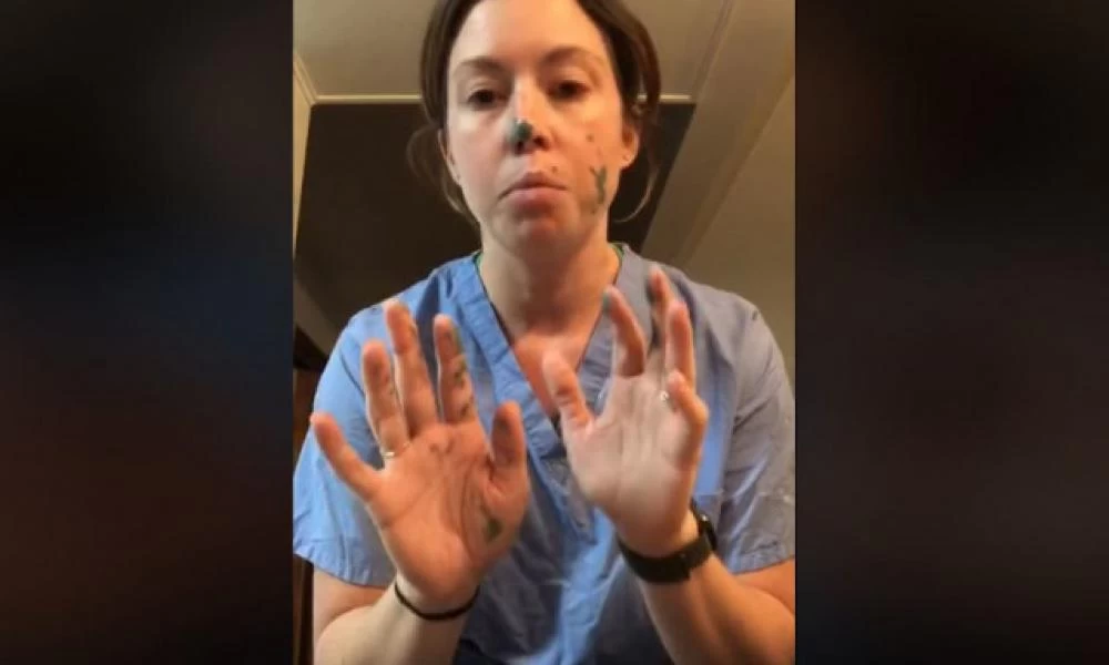 Μια νοσοκόμα δείχνει πώς κάποιος μεταφέρει τα μικρόβια στο σούπερ μάρκετ παρότι φοράει γάντια